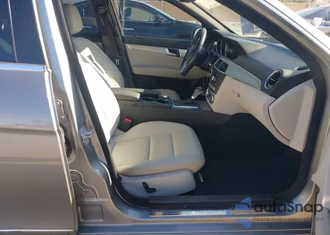 2012 Mercedes-Benz C 250 Luxury/Sport z USA, uszkodzony, nr VIN WDDGF4HB9CR202433